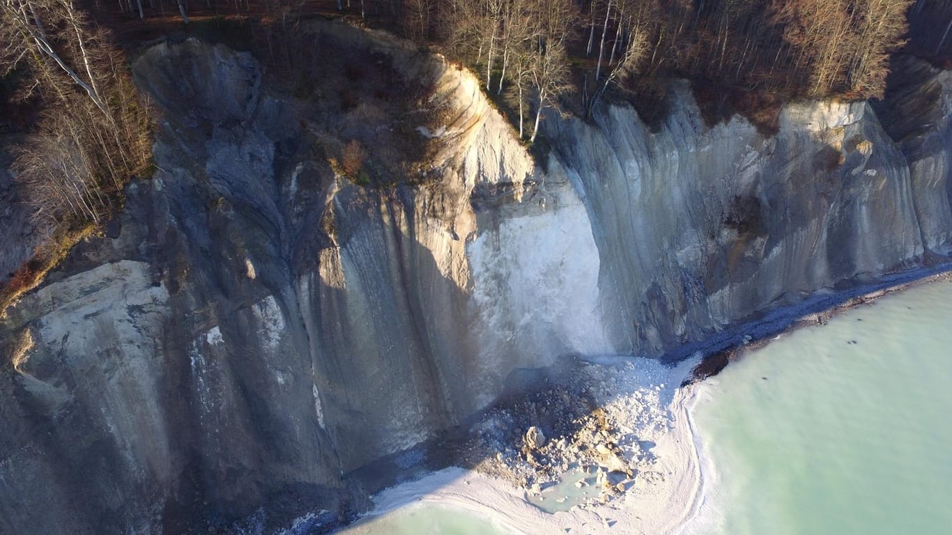 Abbrüche an Rügens Steilküste: Rund 4000 Kubikmeter Gestein sollen sich bei dem Felssturz gelöst haben.