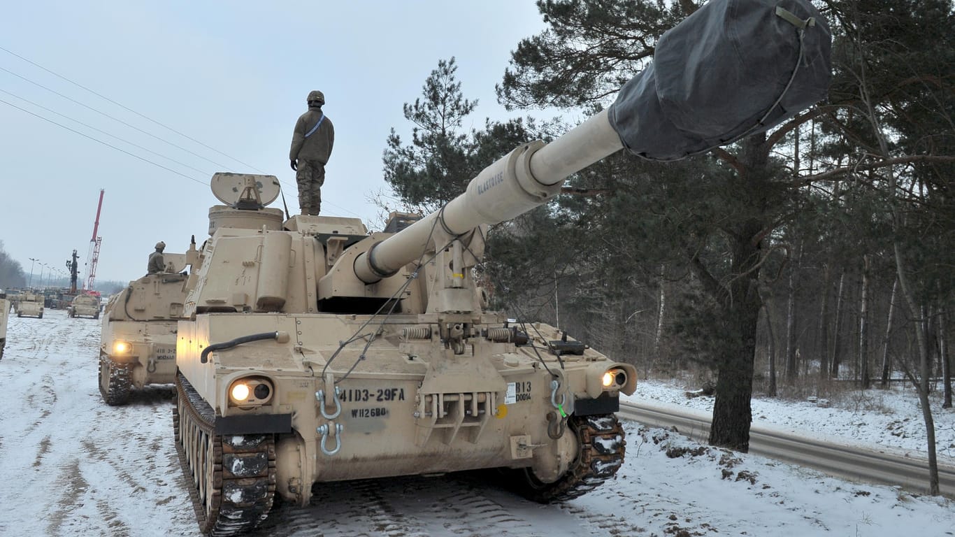 US-Soldaten auf M109-Panzerhaubitzen in Polen: Tieflader mit Fahrzeugen dieses Typs wurden nun bei Bautzen von der Polizei gestoppt.