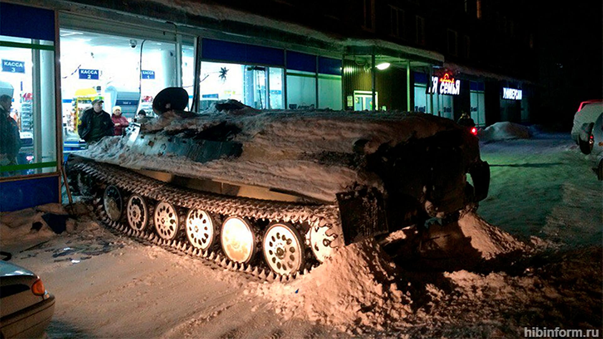 Ein Panzerfahrzeug steht in der Nacht in Apatity im Schaufenster eines Supermarkts. Der betrunkene Fahrer wurde festgenommen.