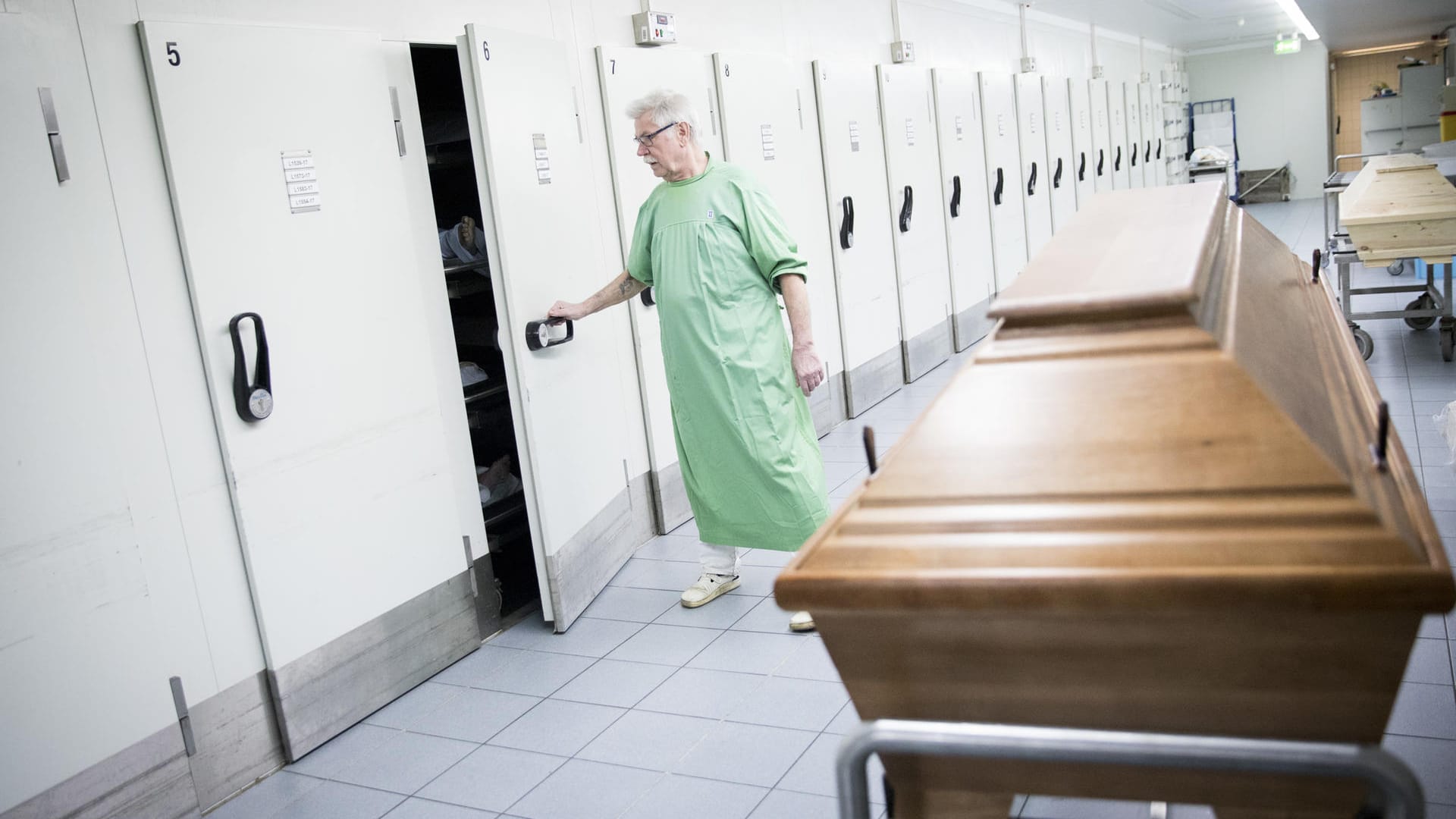 Szene in einer Leichenhalle (Symbolbild): Der für tot erklärte Mann machte mit Lauten auf sich aufmerksam. Szene in einer Leichenhalle (Symbolbild): Der für tot erklärte Mann machte mit Lauten auf sich aufmerksam.