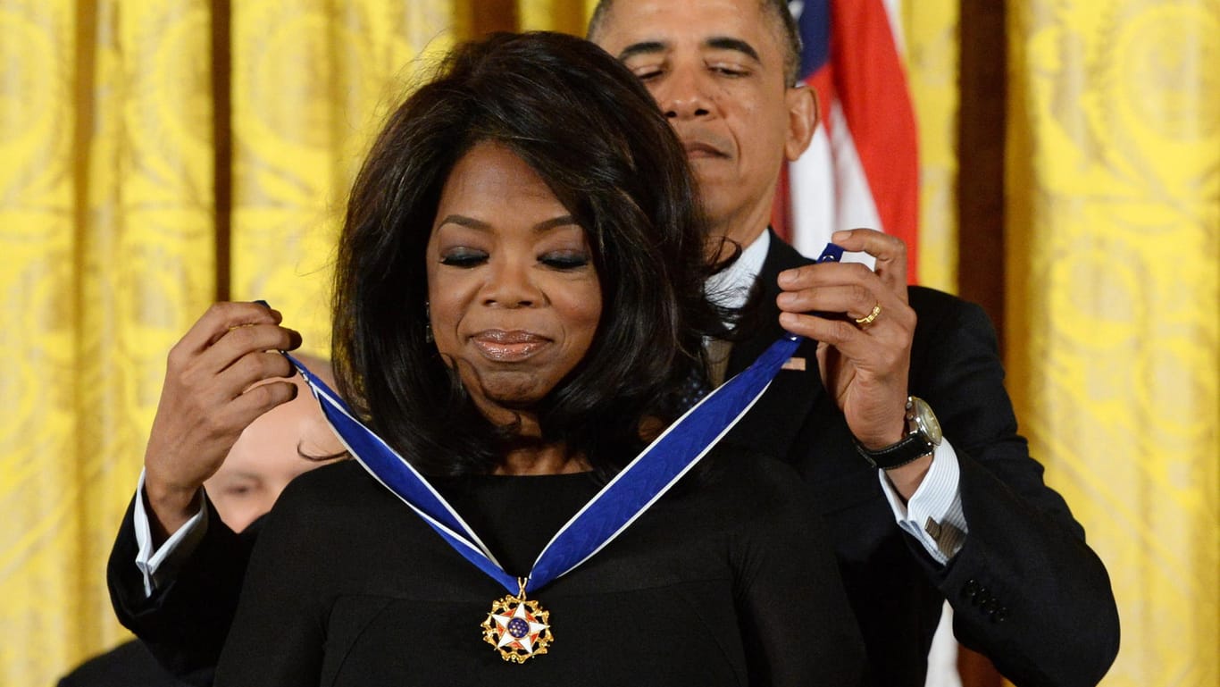 Für ihr soziales Engagement bekam Oprah Winfrey 2013 von US-Präsident Barack Obama die Freiheitsmedaille verliehen.