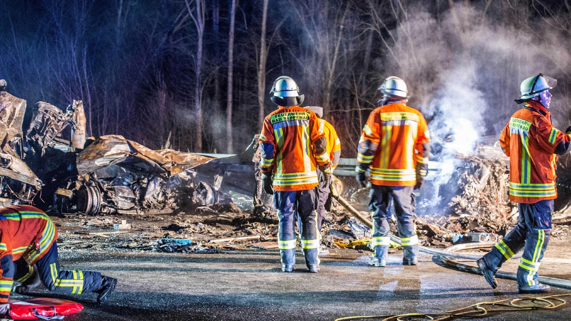 Unfallstelle auf der A6: Zwei Autos brannten nach dem heftigen Aufprall völlig aus.