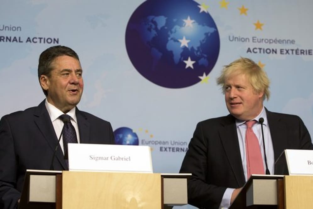 Bundesaußenminister Sigmar Gabriel und sein britischer Amtskollege Boris Johnson (r) sprechen in Brüssel auf einer Pressekonferenz.