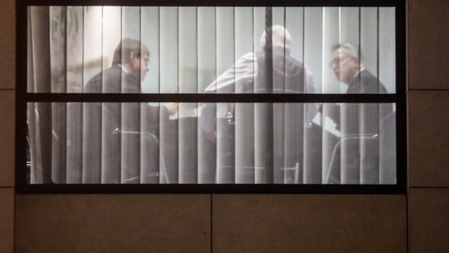 Unterhändler: SPD-Vize Ralf Stegner, Hessens Ministerpräsident Volker Bouffier (CDU) und Bundesinnenminister Thomas de Maiziere (CDU) am Rande der Sondierungsgespräche. Unterhändler: SPD-Vize Ralf Stegner, Hessens Ministerpräsident Volker Bouffier (CDU) und Bundesinnenminister Thomas de Maiziere (CDU) am Rande der Sondierungsgespräche.