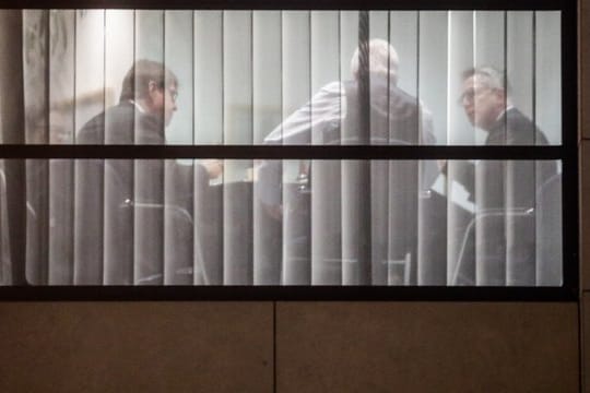 Unterhändler: SPD-Vize Ralf Stegner, Hessens Ministerpräsident Volker Bouffier (CDU) und Bundesinnenminister Thomas de Maiziere (CDU) am Rande der Sondierungsgespräche.