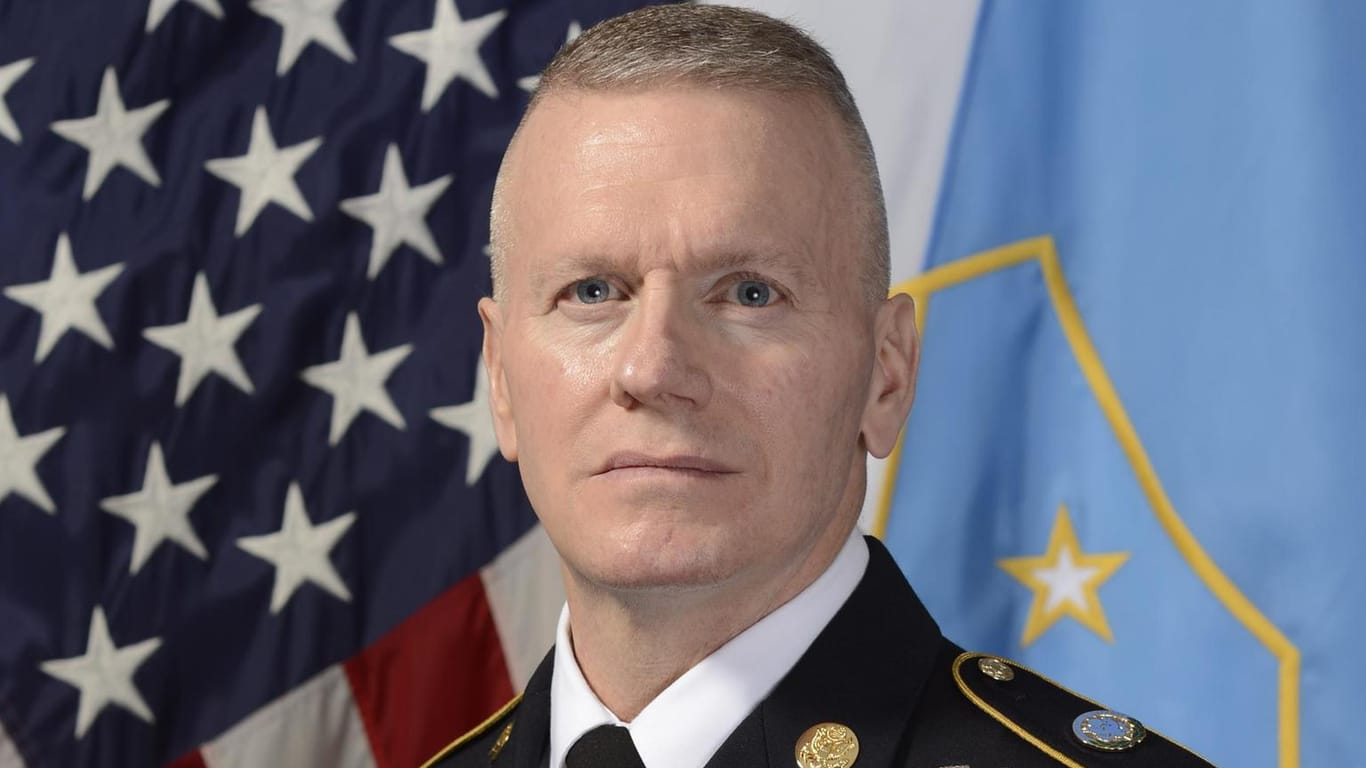 US-Oberstabsfeldwebel John Troxell sorgt mit seinem Tweet für Aufregung: Er fordert, IS-Kämpfer, die sich nicht ergeben, "mit extremem Schaden" zu töten.