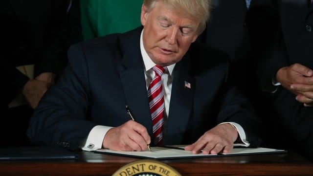 Experten bezweifeln, dass Trump das Gesetz auf eigenen Faust ändern kann. Experten bezweifeln, dass Trump das Gesetz auf eigenen Faust ändern kann.