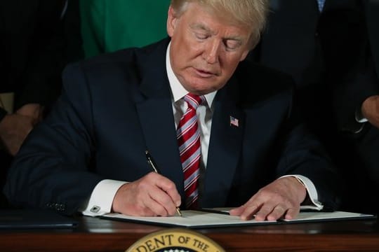 Experten bezweifeln, dass Trump das Gesetz auf eigenen Faust ändern kann.