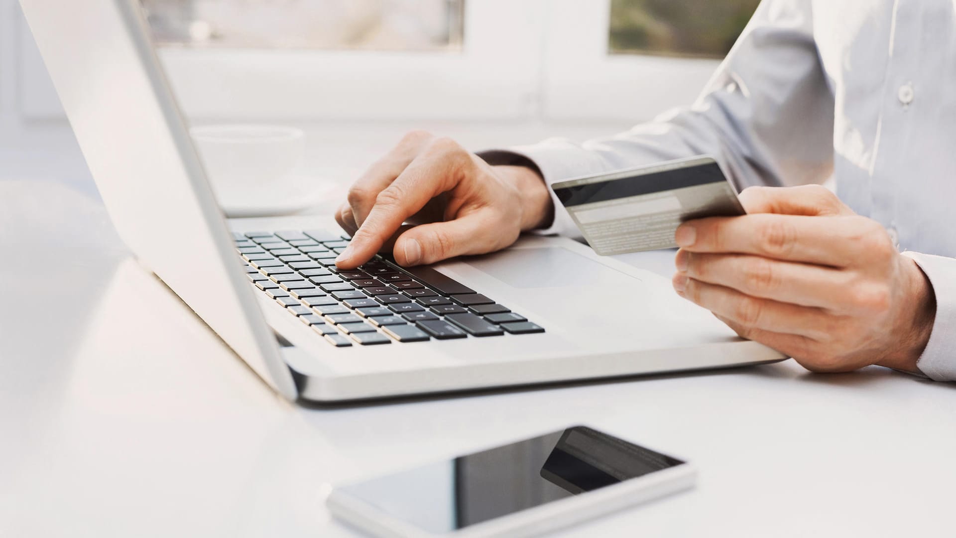 Mann betreibt Online-Banking über den Laptop: Ein Antivirenprogramm und eine Firewall sind notwendig für Ihren Computer, um sich vor Fremdeingriffen zu schützen. Mann betreibt Online-Banking über den Laptop: Ein Antivirenprogramm und eine Firewall sind notwendig für Ihren Computer, um sich vor Fremdeingriffen zu schützen.
