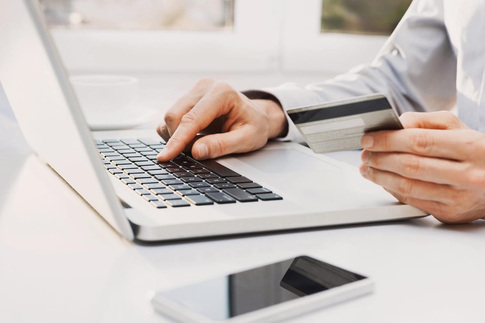 Mann betreibt Online-Banking über den Laptop: Ein Antivirenprogramm und eine Firewall sind notwendig für Ihren Computer, um sich vor Fremdeingriffen zu schützen. Mann betreibt Online-Banking über den Laptop: Ein Antivirenprogramm und eine Firewall sind notwendig für Ihren Computer, um sich vor Fremdeingriffen zu schützen.