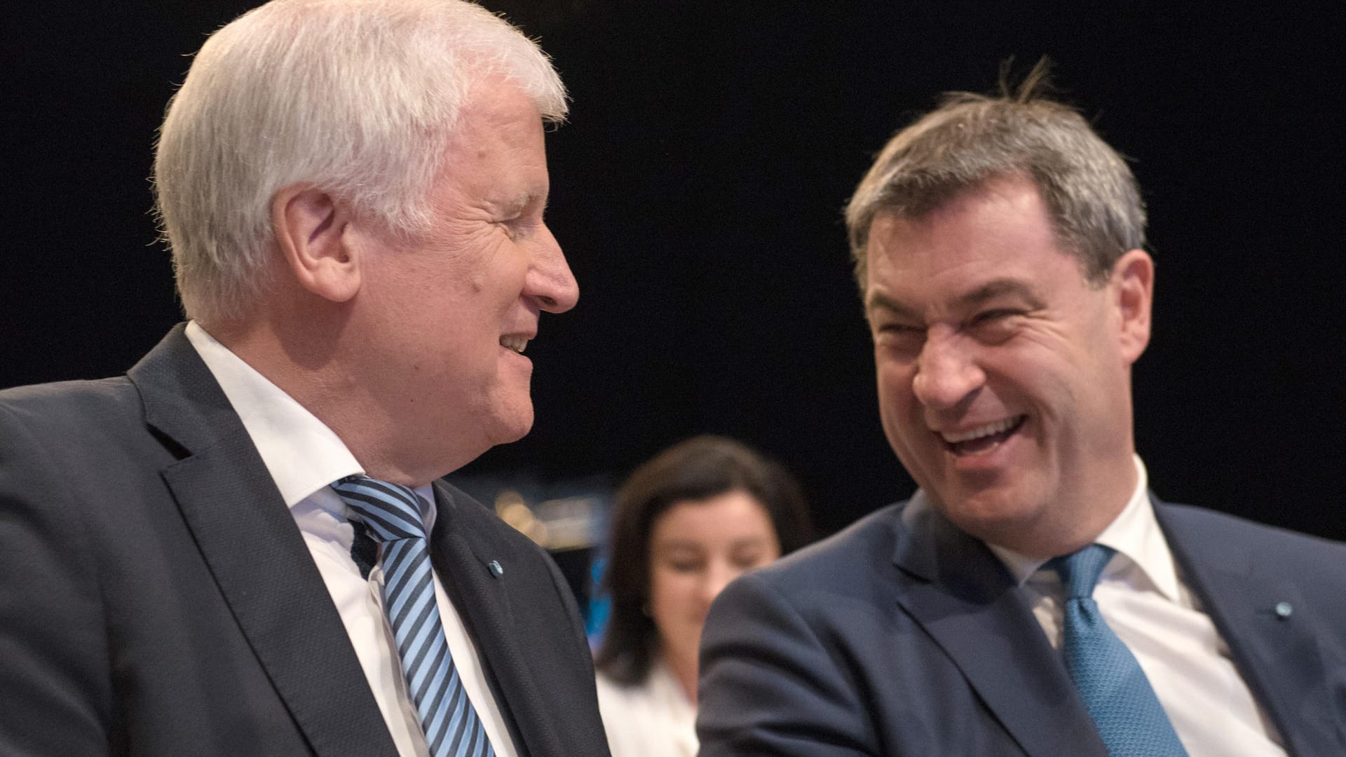 Amtierender Ministerpräsident Horst Seehofer und sein Nachfolger Markus Söder beim CSU-Parteitag: Söder hat bei den BayernTrends mehr zu lachen als Seehofer.