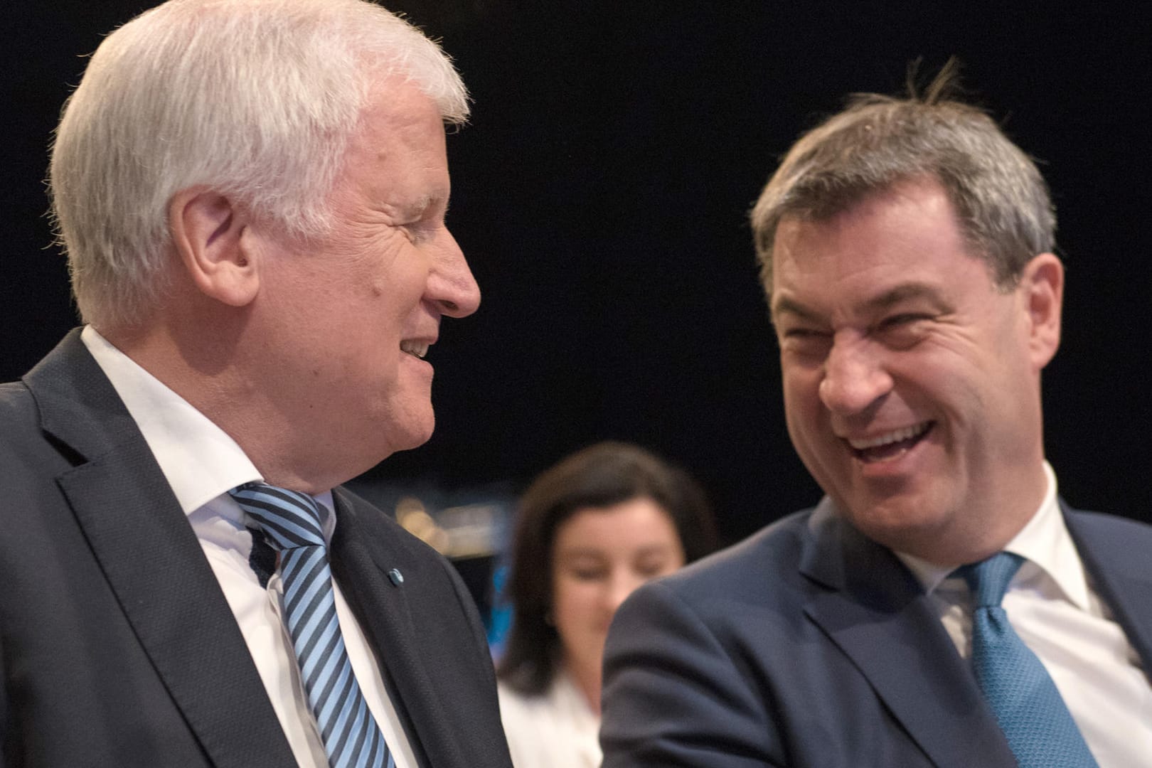 Amtierender Ministerpräsident Horst Seehofer und sein Nachfolger Markus Söder beim CSU-Parteitag: Söder hat bei den BayernTrends mehr zu lachen als Seehofer.