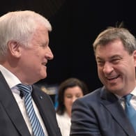 Amtierender Ministerpräsident Horst Seehofer und sein Nachfolger Markus Söder beim CSU-Parteitag: Söder hat bei den BayernTrends mehr zu lachen als Seehofer.