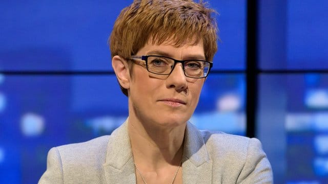 Kramp-Karrenbauer war auf dem Weg zu den Sondierungsgesprächen in Berlin. Kramp-Karrenbauer war auf dem Weg zu den Sondierungsgesprächen in Berlin.