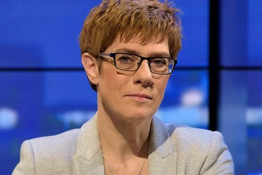 Kramp-Karrenbauer war auf dem Weg zu den Sondierungsgesprächen in Berlin.