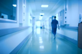 Krankenhausflur: Krankenkassen fordern gezielte Maßnahmen gegen Pflegenotstand
