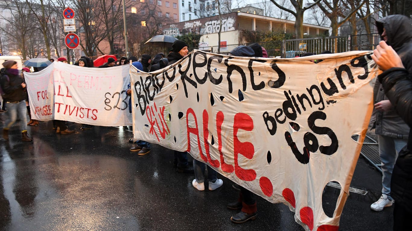 Demonstration vor der früheren Gerhart-Hauptmann-Schule in Kreuzberg: 200 Menschen fordern, niemanden abzuschieben.