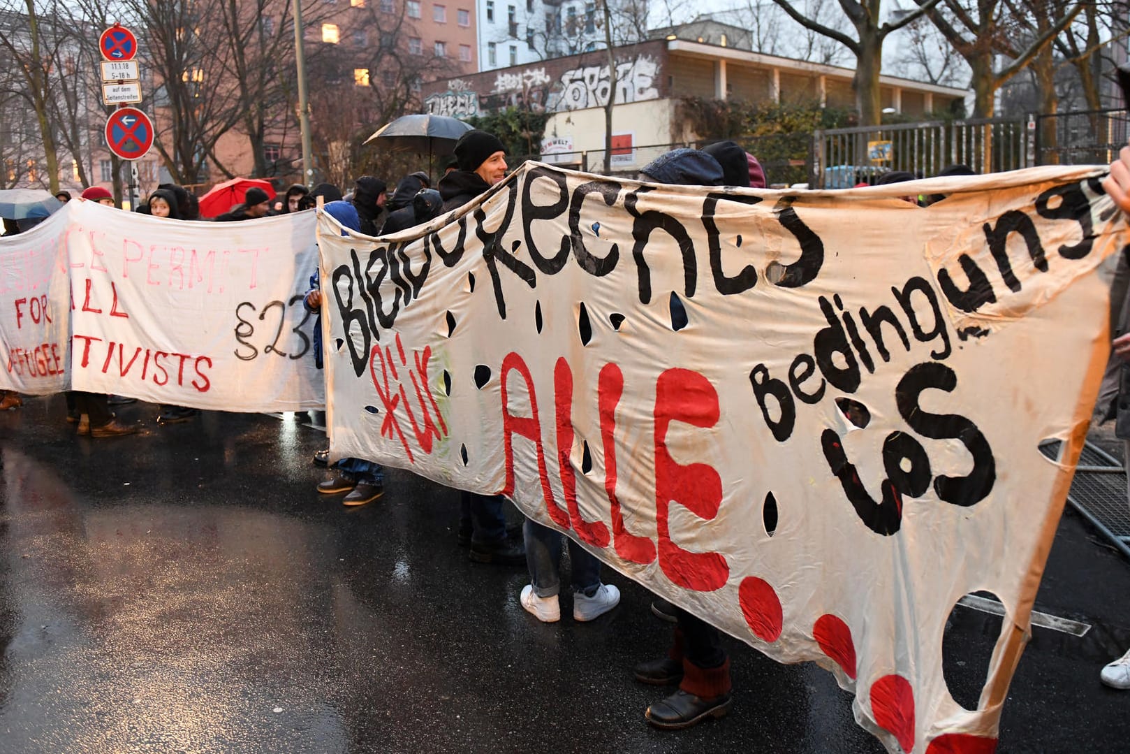 Demonstration vor der früheren Gerhart-Hauptmann-Schule in Kreuzberg: 200 Menschen fordern, niemanden abzuschieben.