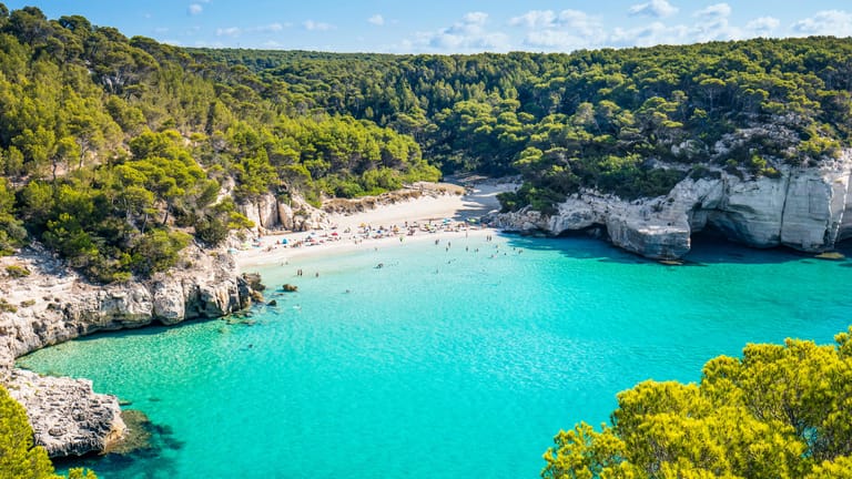 Badebucht auf Menorca: Die kleine Nachbarin von Mallorca.