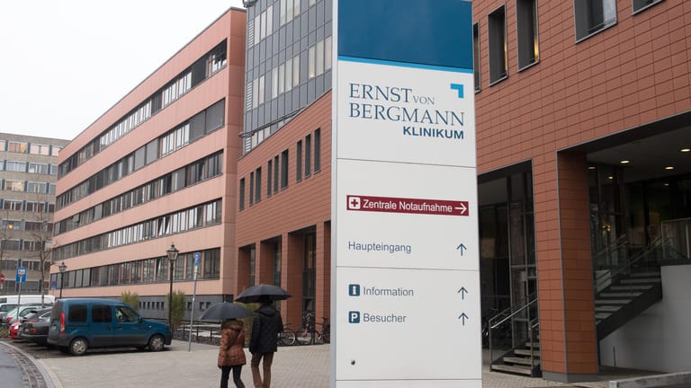 Ernst-von-Bergmann-Klinikum in Potsdam: Kramp-Karrenbauer wird wohl noch bis Freitag in dem Krankenhaus bleiben.