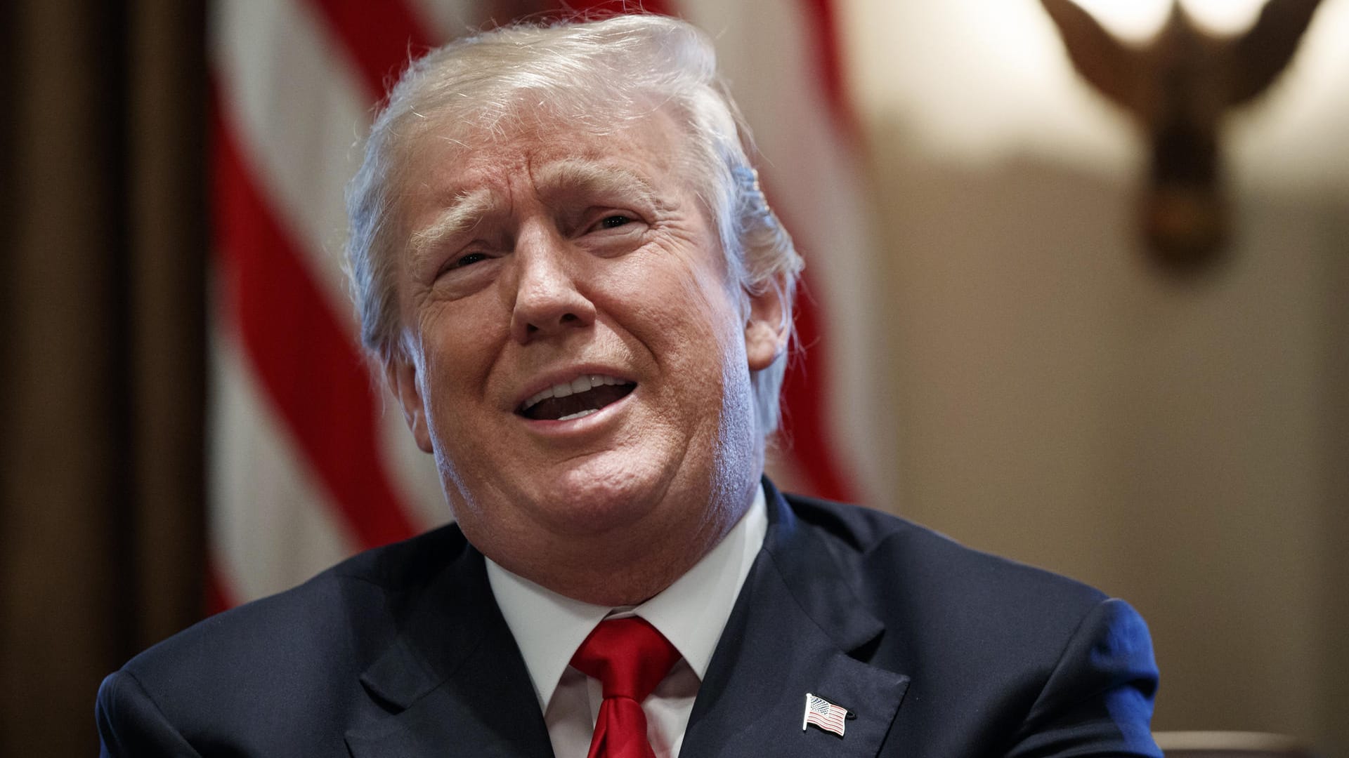 Donald Trump spricht in Washington (USA) während eines Kabinetttreffens im Weißen Haus: Laut dem US-Präsidenten müssten viele Medien ohne ihn schließen. Donald Trump spricht in Washington (USA) während eines Kabinetttreffens im Weißen Haus: Laut dem US-Präsidenten müssten viele Medien ohne ihn schließen.