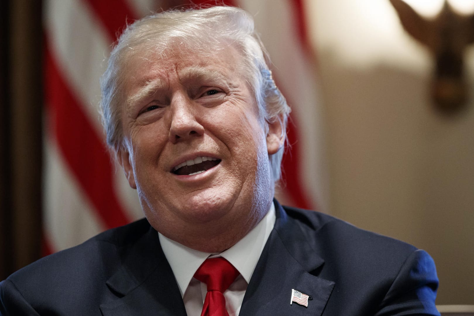 Donald Trump spricht in Washington (USA) während eines Kabinetttreffens im Weißen Haus: Laut dem US-Präsidenten müssten viele Medien ohne ihn schließen.