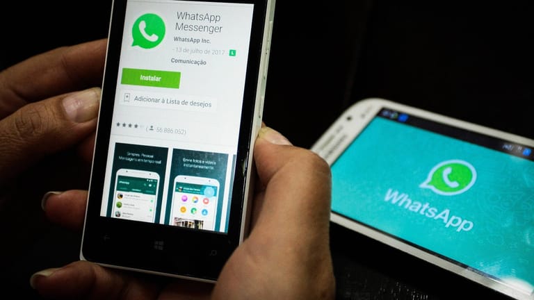 Der Messenger-Dienst WhatsApp wird auf einem Telefon installiert