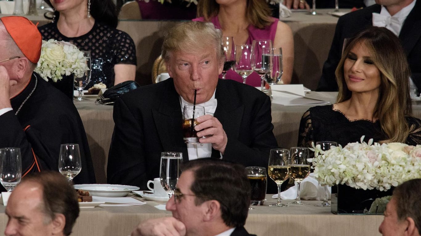 US-Präsident Donald Trump soll am Tag zwölf Dosen Cola light trinken.