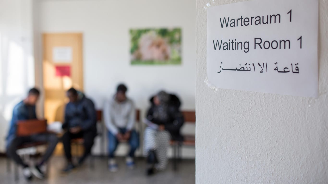 Registrierung von Flüchtlingen: Asylbewerber warten durchschnittlich 10,7 Monate auf eine Entscheidung vom Bundesamt für Migration und Flüchtlinge (BAMF).
