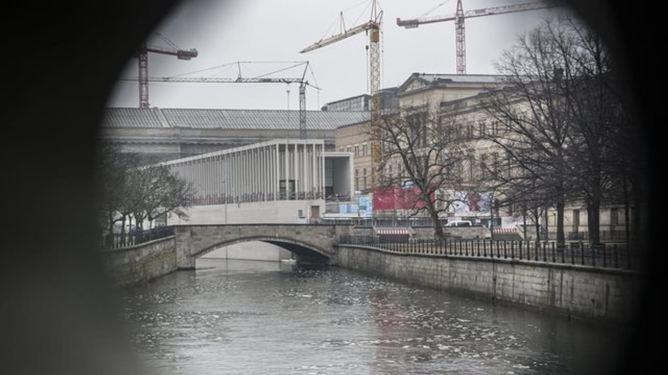 Blick durch ein Brückengeländer 71 auf die im Bau befindliche James-Simon-Galerie, das künftige Eingangsgebäude zur Berliner Museumsinsel.