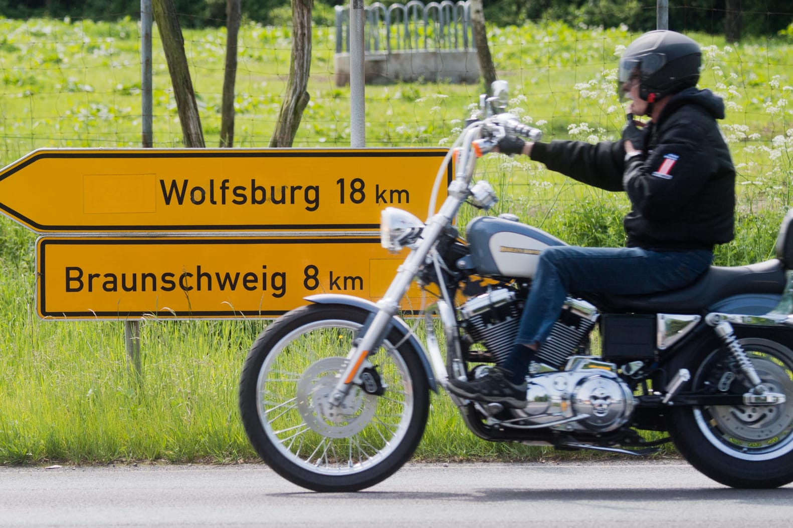Motorradfahrer in Niedersachsen: Experten fordern ein Tempolimit für Landstraßen.