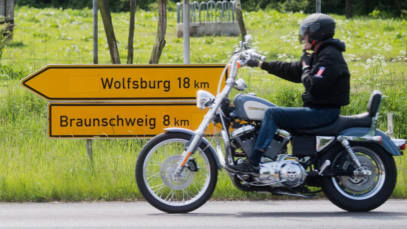 Motorradfahrer in Niedersachsen: Experten fordern ein Tempolimit für Landstraßen.