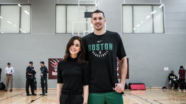 Lena Meyer-Landrut und Basketball-Nationalspieler Daniel Theis beimTraining der Boston Celtics, für die Theis spielt. Lena Meyer-Landrut und Basketball-Nationalspieler Daniel Theis beimTraining der Boston Celtics, für die Theis spielt.