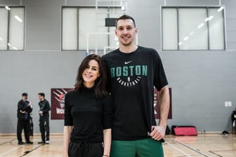 Lena Meyer-Landrut und Basketball-Nationalspieler Daniel Theis beimTraining der Boston Celtics, für die Theis spielt.