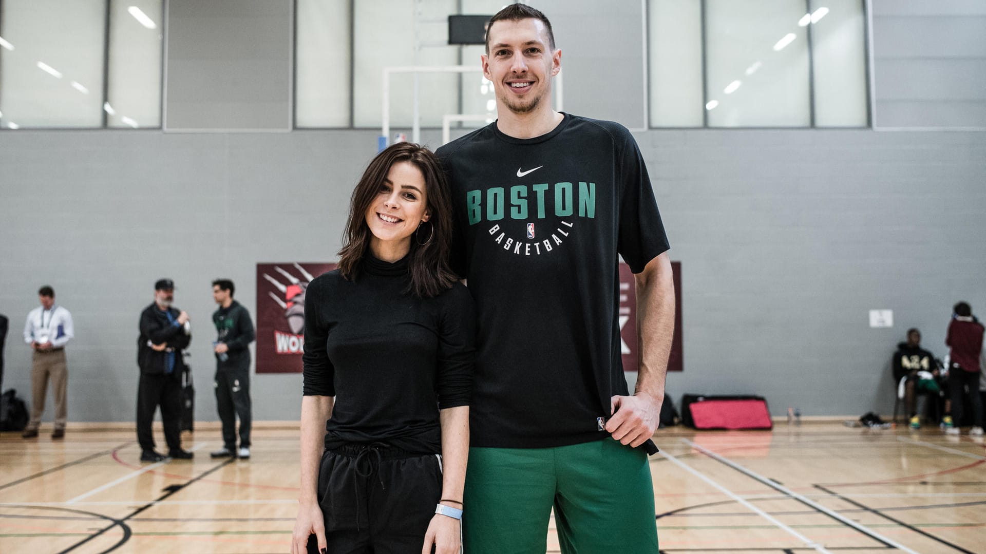 Daniel Theis mit Sängerin Lena Meyer-Landrut im Vorfeld des NBA London Game in der englischen Hauptstadt.