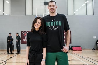 Daniel Theis mit Sängerin Lena Meyer-Landrut im Vorfeld des NBA London Game in der englischen Hauptstadt.