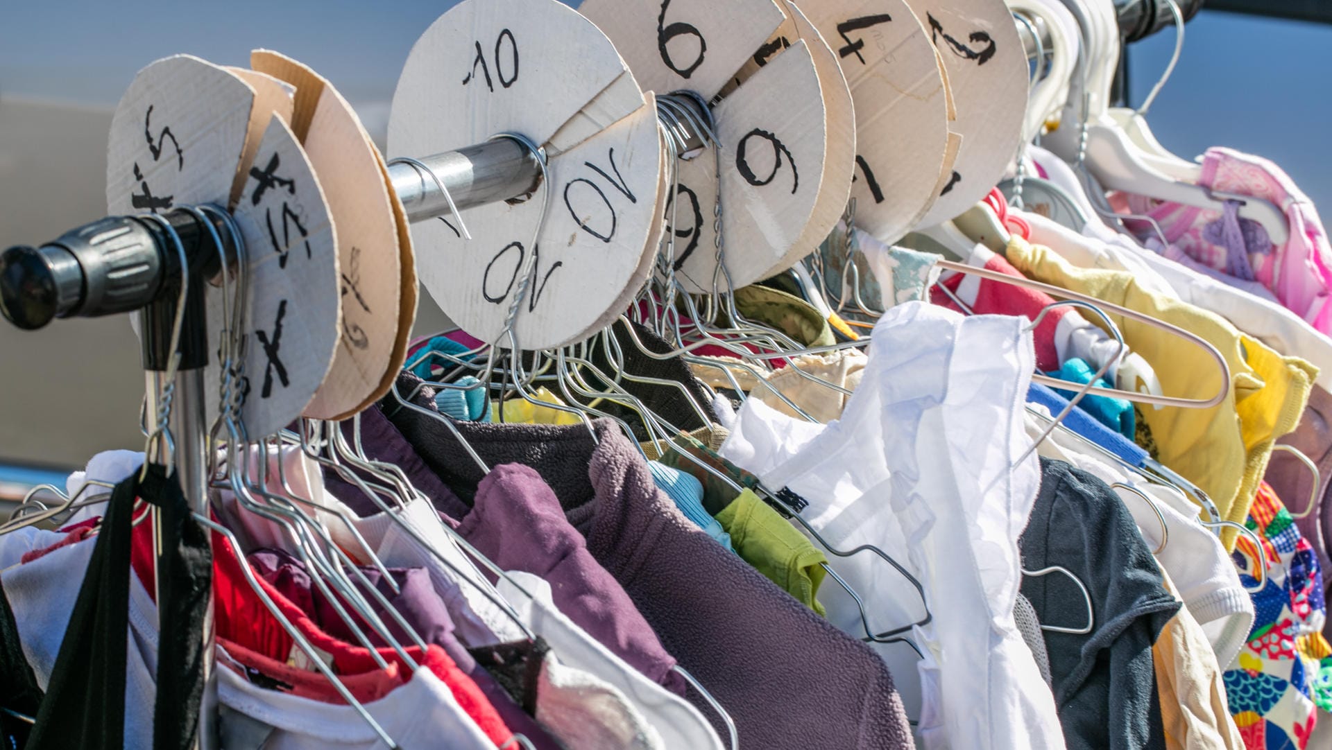 Kinderkleidung: Wer keine Lust hat, die alten Anziehsachen seiner Kinder auf dem Flohmarkt zu verkaufen, kann bei verschiedenen Online-Portalen auch einfach Kleidungsstücke ausleihen.