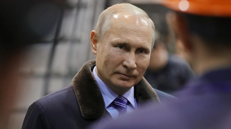 Wladimir Putin: Der russische Präsident weist die Vorwürfe zurück, dass die russische Regierung hinter der "Trollfabrik" in St. Petersburg steckt.