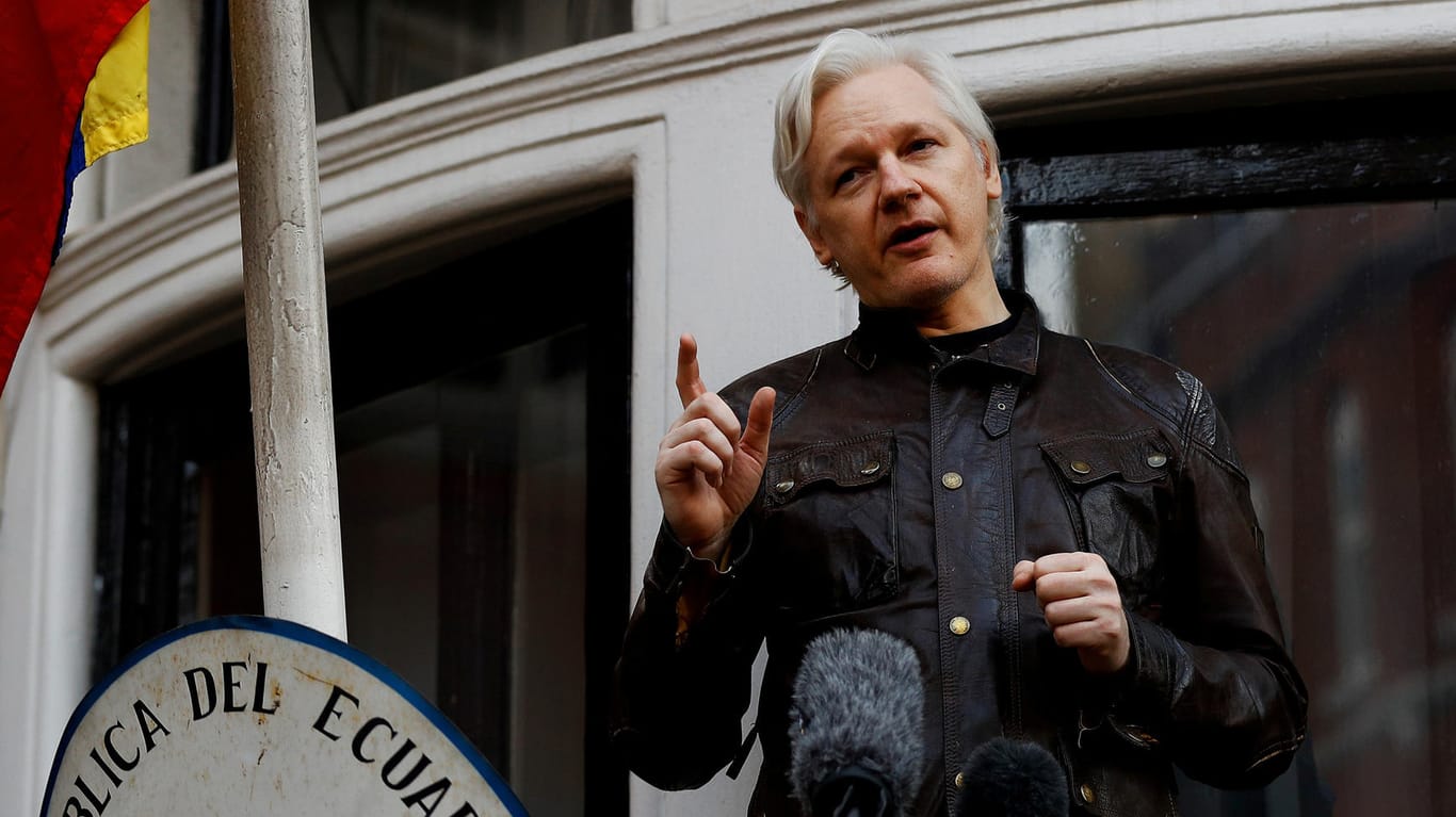 Julian Assange auf dem Balkon der ecuadorianischen Botschaft in London: Der Wikileaks-Gründer hält sich seit 2012 in dem Gebäude auf.