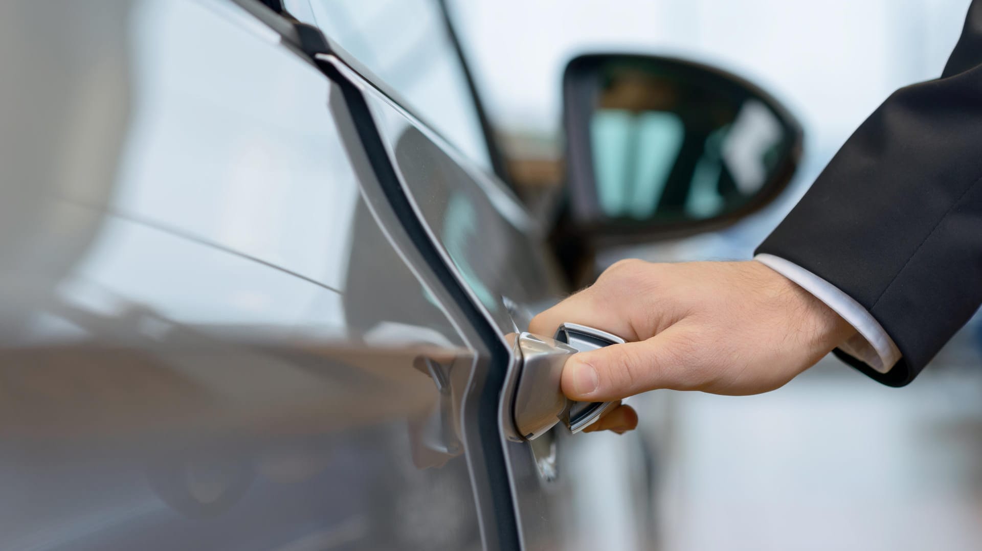 Autotür: Ein starker Motor zieht die Tür ins Schloss und kann dabei eingeklemmte Finger brechen. (Symbolbild)