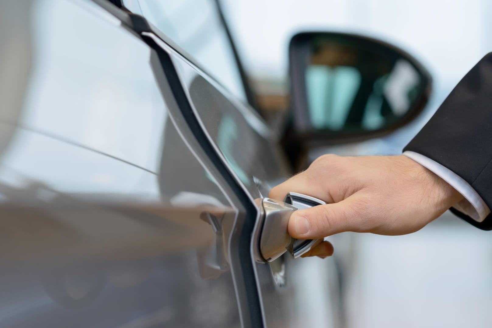 Autotür: Ein starker Motor zieht die Tür ins Schloss und kann dabei eingeklemmte Finger brechen. (Symbolbild)