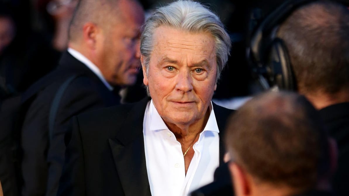 Schauspieler Alain Delon: Um ihn buhlen viele Frauen, die richtige ist aber nicht dabei.