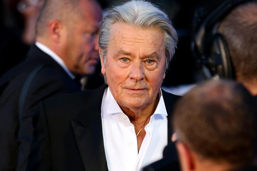 Schauspieler Alain Delon: Um ihn buhlen viele Frauen, die richtige ist aber nicht dabei.