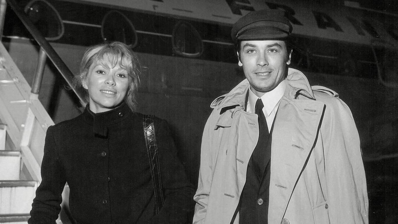 Von 1969 bis 1984 war Alain Delon mit Mireille Darc liiert. Nach ihrem Tod im vergangenen Jahr bezeichnete er sie als "die Frau meines Lebens".