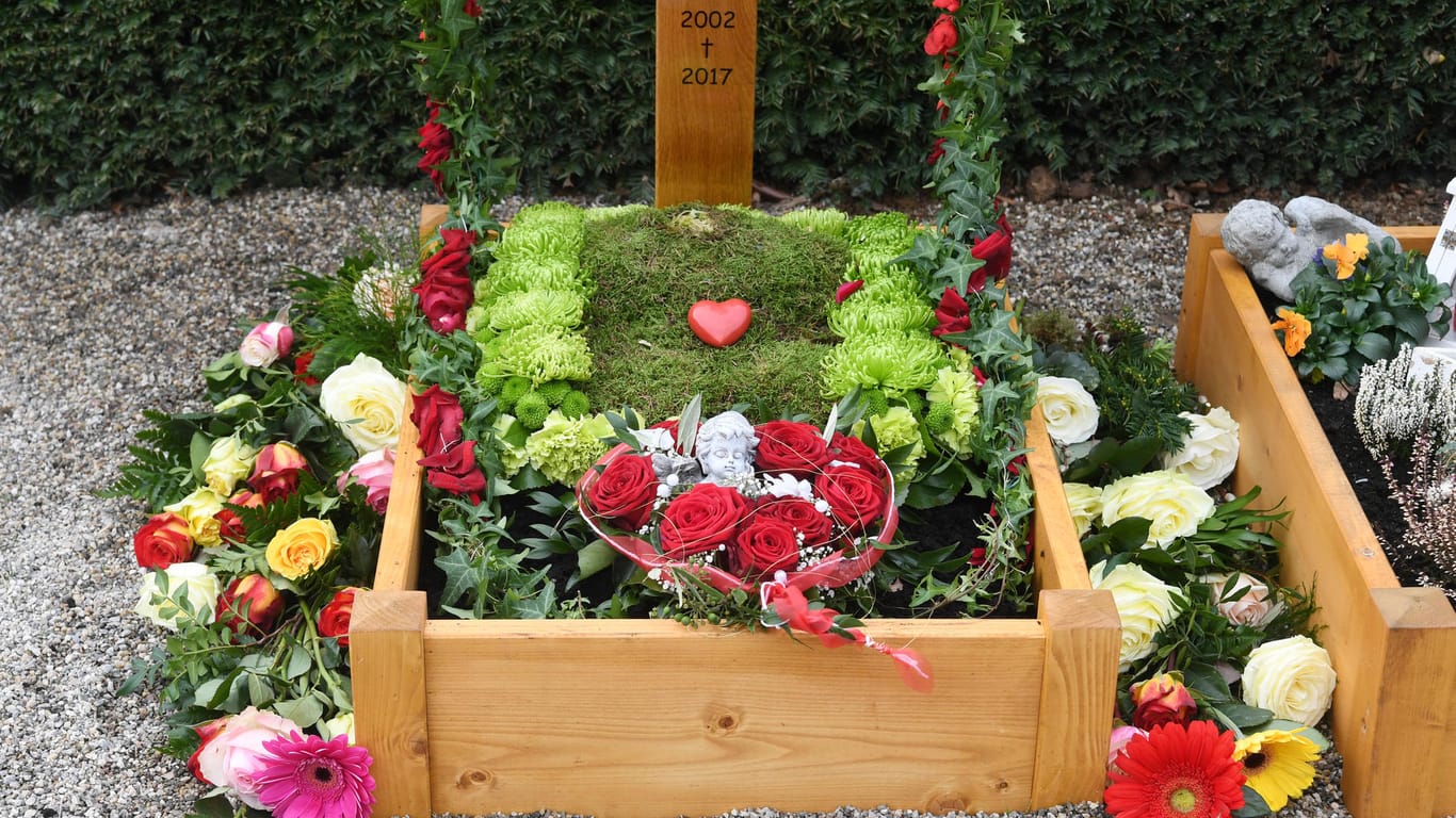 Das Grab der 15-jährigen Mia auf dem Friedhof in Kandel: Das Mädchen wurde im Dezember in einem Drogeriemarkt erstochen.