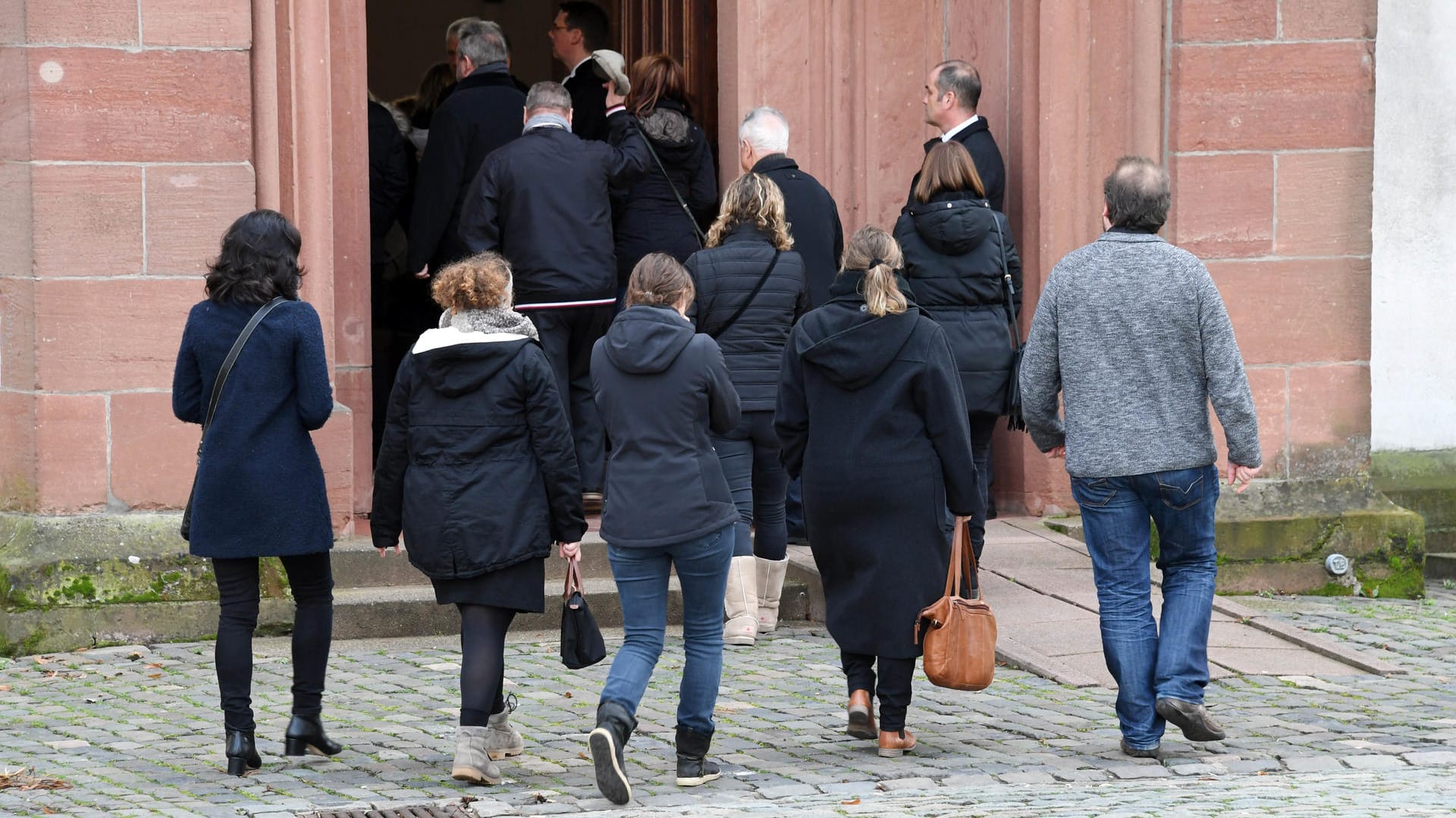 Einwohner von Kandel vor der Kirche des Ortes: Zwei Wochen nach dem gewaltsamen Tod der 15-jährigen Mia kamen Hunderte zum Trauergottesdienst.