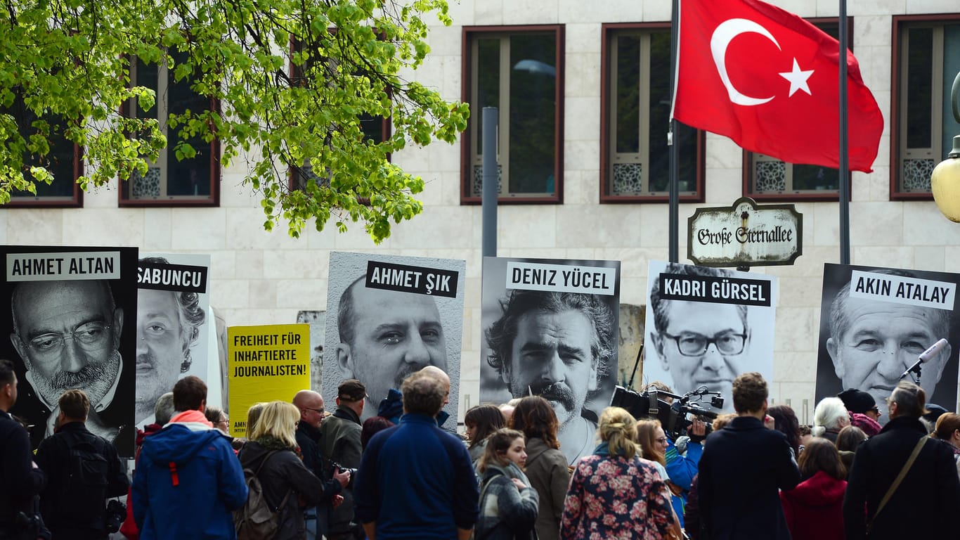 Inhaftierte Journalisten in der Türkei: Das türkische Verfassungsgericht hat die Freilassung von zwei Journalisten angeordnet, weil die lange U-Haft eine Rechtsverletzung sei – das Urteil könnte ein Meilenstein für inhaftierte Journalisten sein.