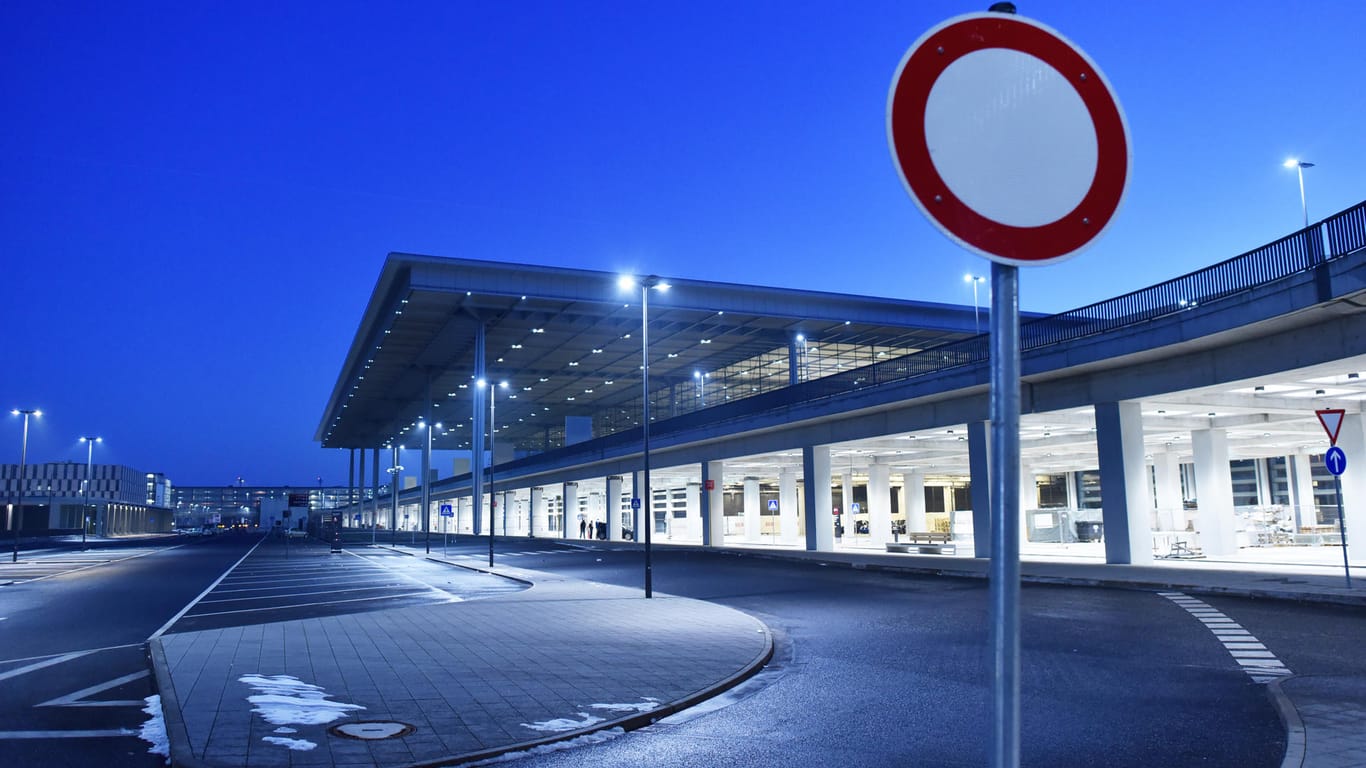 Das Hauptterminal des BER: Durch die Verschiebung des Eröffnungstermins und den geplanten Ausbau des Flughafens rechnet die Flughafengesellschaft bis 2030 mit weiteren Mehrkosten von drei Milliarden Euro.