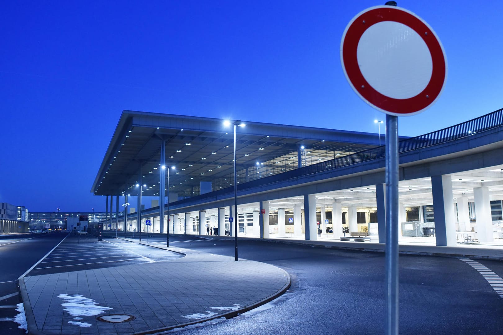 Das Hauptterminal des BER: Durch die Verschiebung des Eröffnungstermins und den geplanten Ausbau des Flughafens rechnet die Flughafengesellschaft bis 2030 mit weiteren Mehrkosten von drei Milliarden Euro.