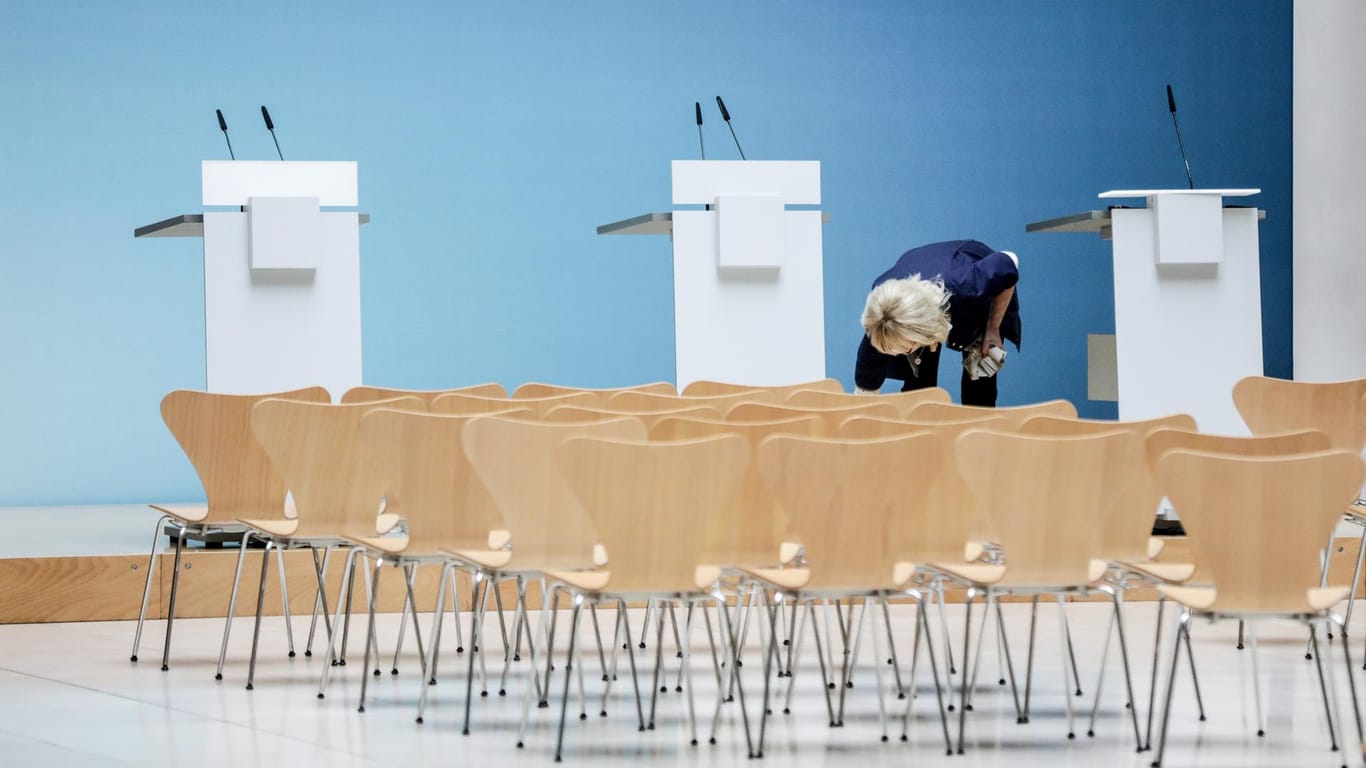 Drei Rednerpulte im Willy-Brandt-Haus: Hier sollen die Parteichefs das Ergebnis verkünden.
